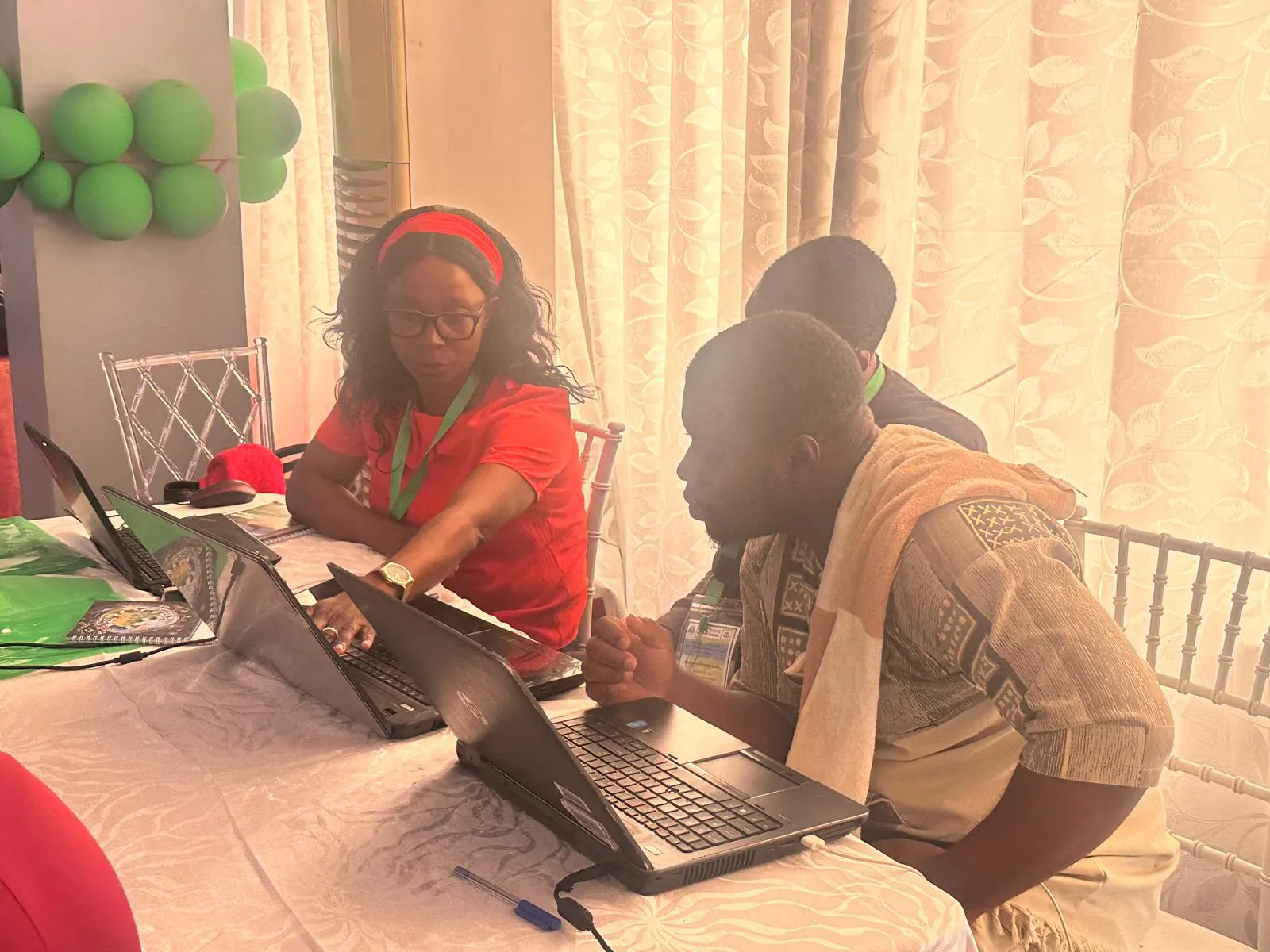 Group work on sequence analysis by participants of the workshop